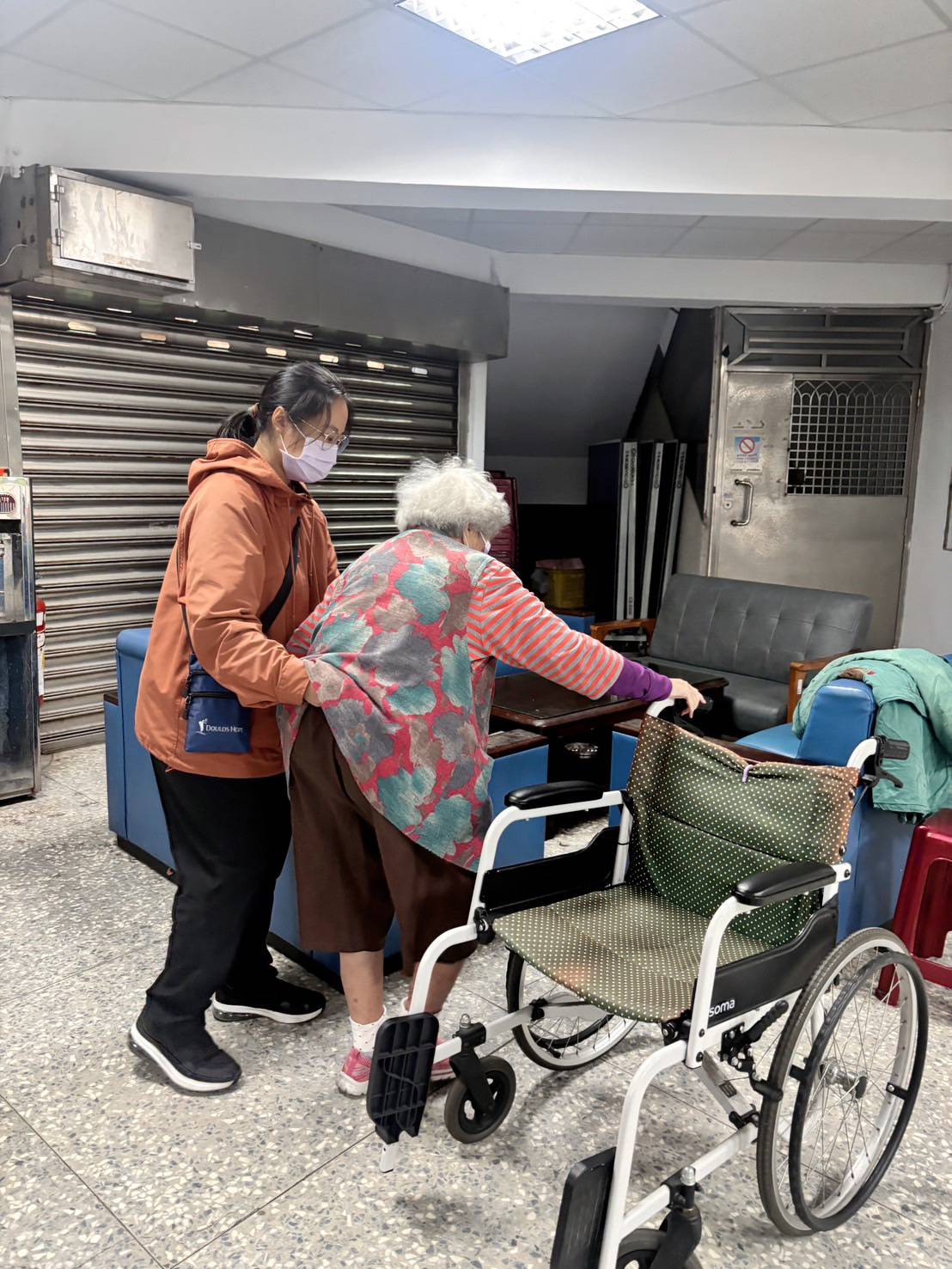 誠寶照服員協助長輩